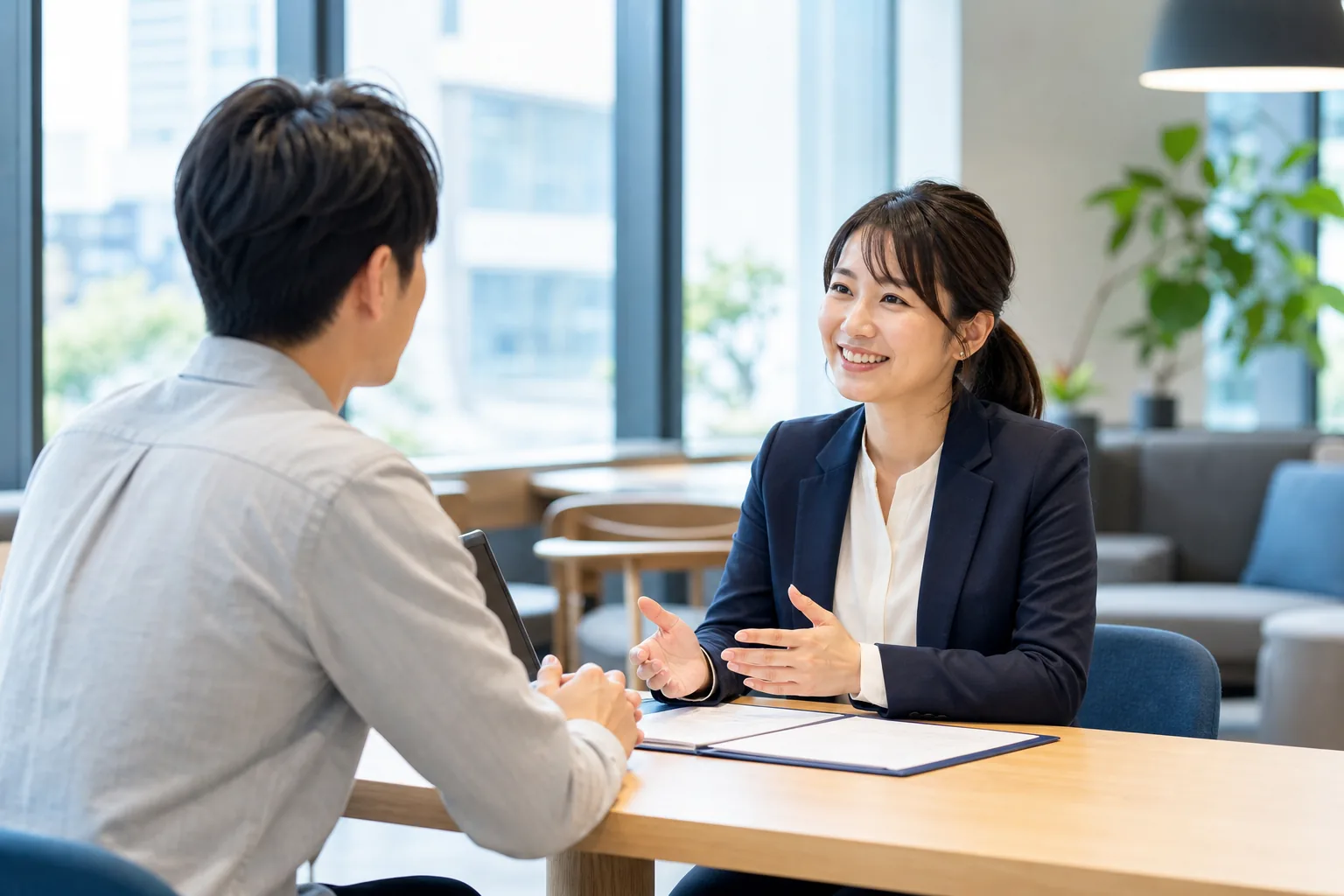 キャリア相談を行うビジネスパーソン